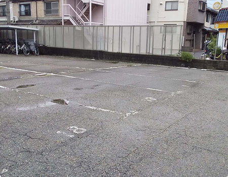 店舗裏の駐車場
