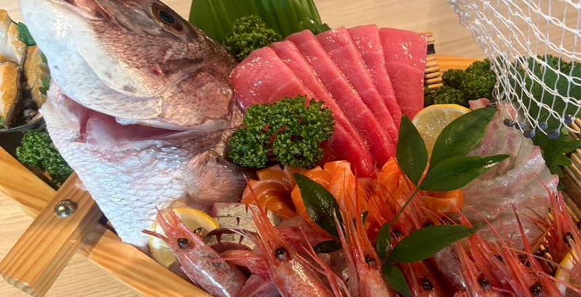 舟盛りになったマグロ、サーモン、エビ、鯛、ブリ