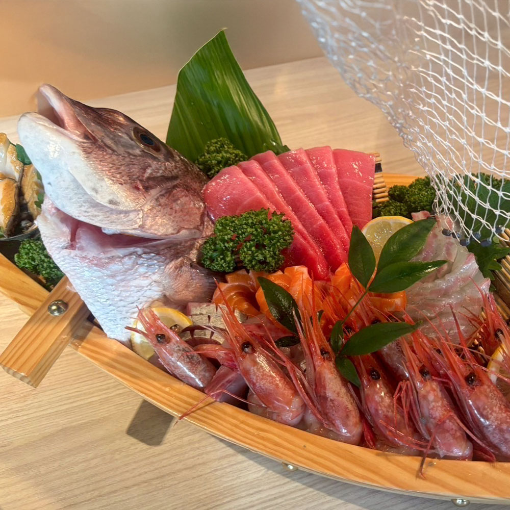 舟盛りになったマグロ、サーモン、エビ、鯛、ブリ