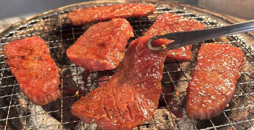 網の上で焼かれたカルビ